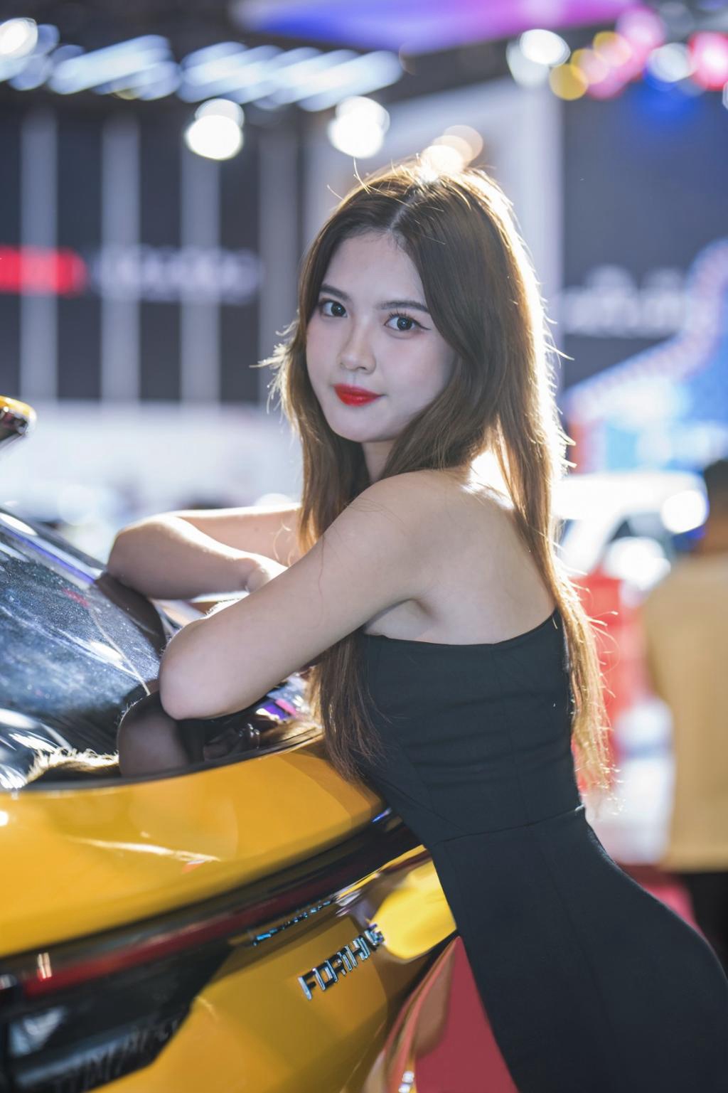 美女车模前凸后翘性感火辣私拍