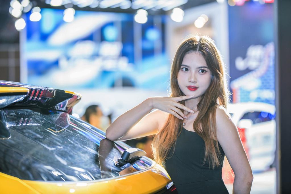 美女车模前凸后翘性感火辣私拍