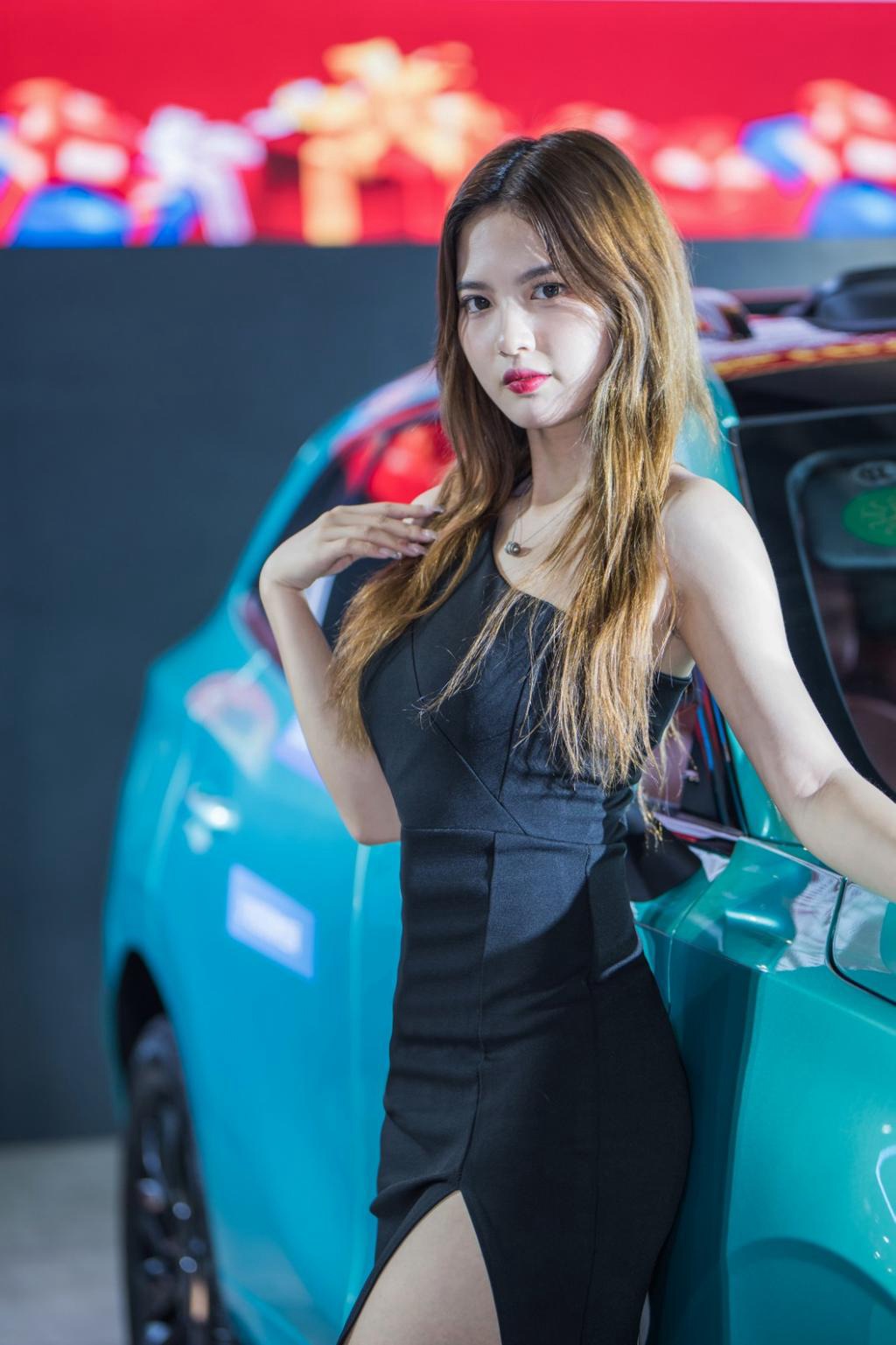 美女车模前凸后翘性感火辣私拍