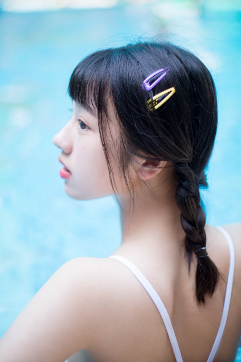 性感少女连体泳衣湿身诱惑私拍