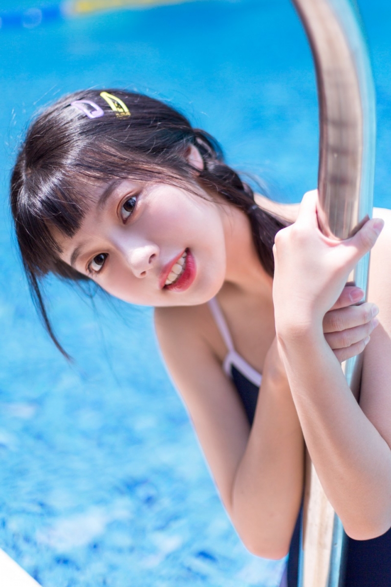性感少女连体泳衣湿身诱惑私拍