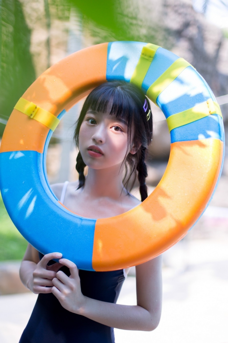 性感少女连体泳衣湿身诱惑私拍