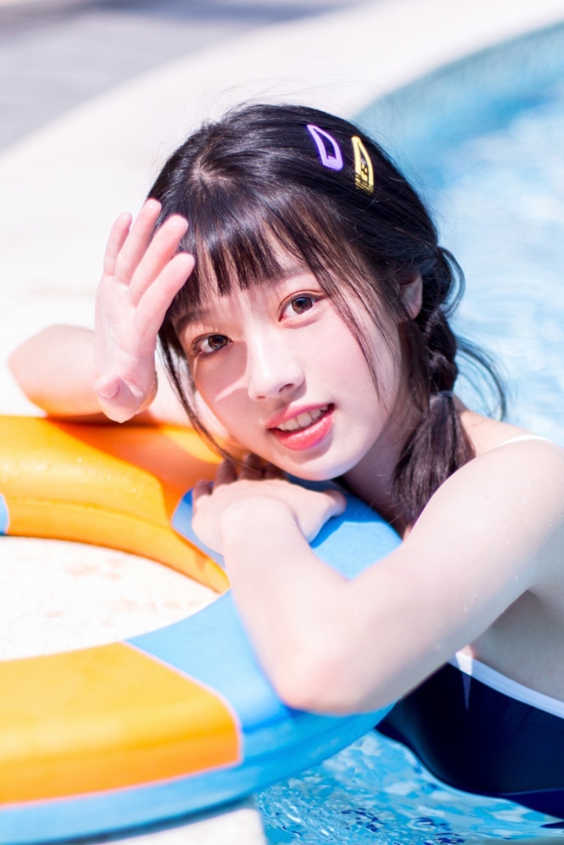 性感少女连体泳衣湿身诱惑私拍