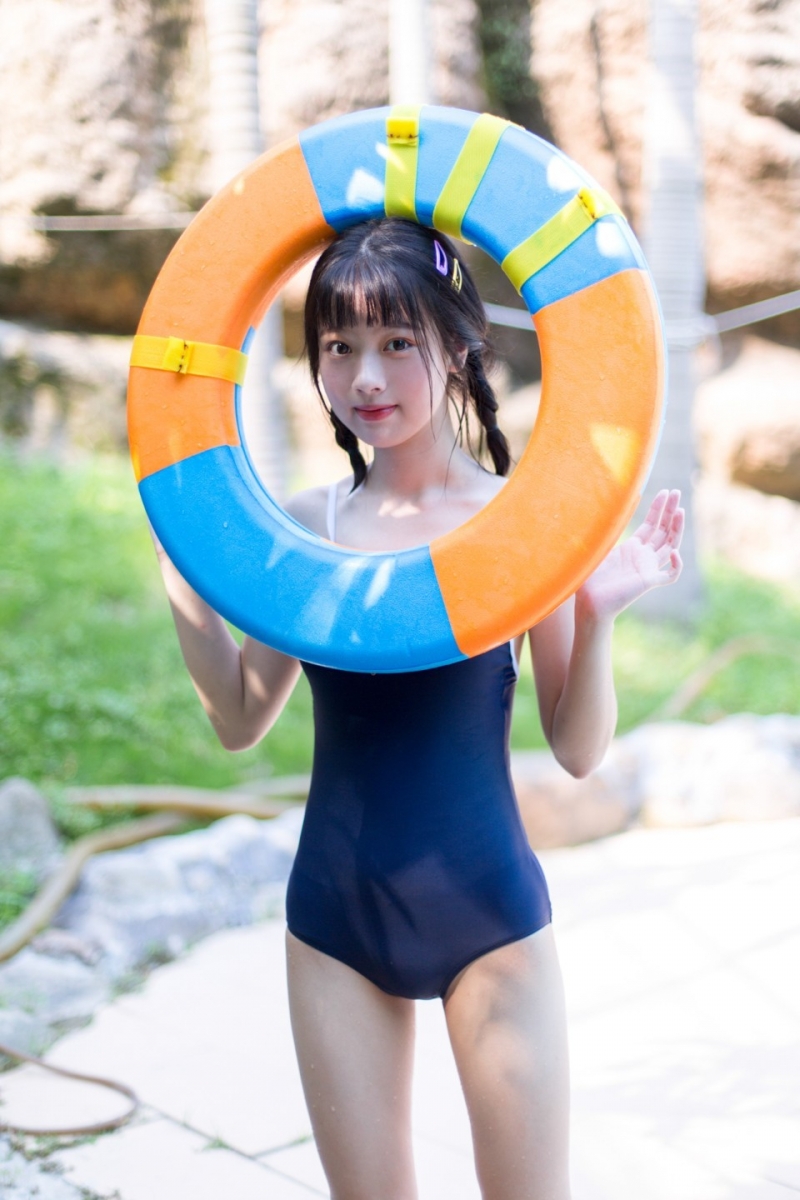 性感少女连体泳衣湿身诱惑私拍