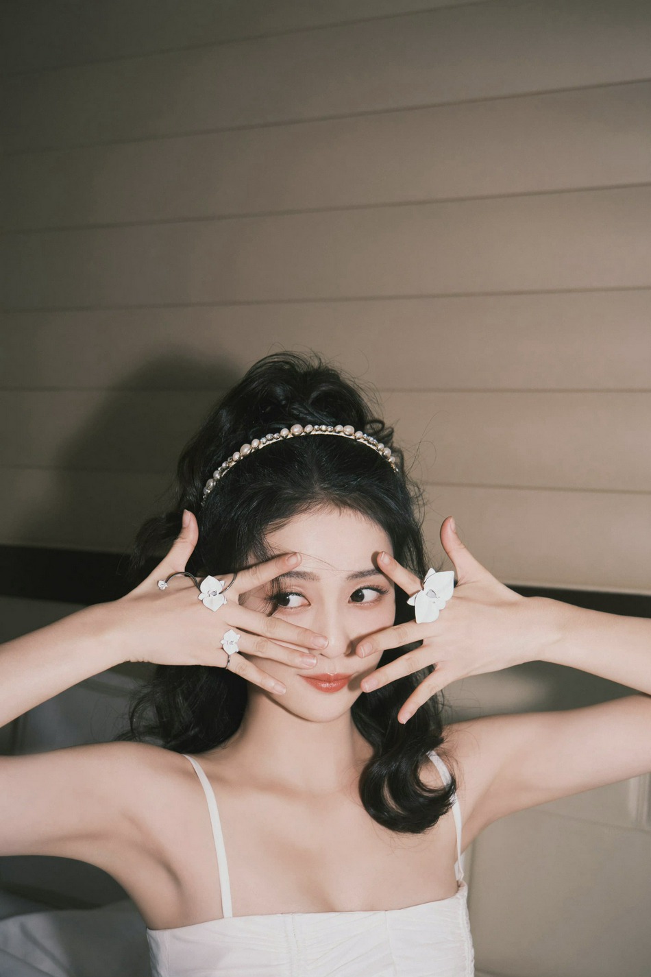 白鹿床上狂凹造型甜美元气写真