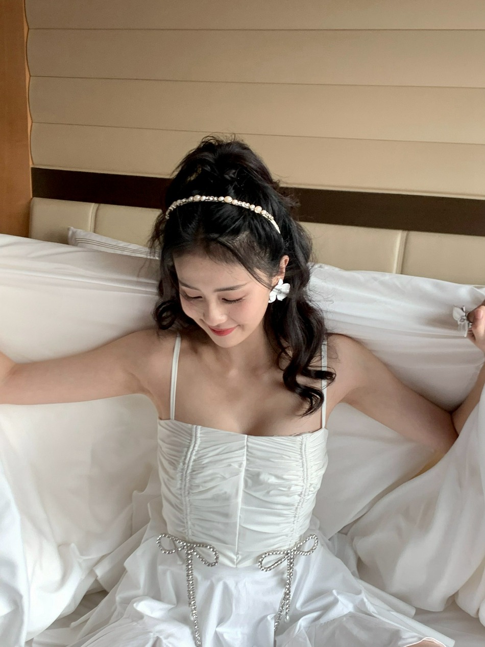 白鹿床上狂凹造型甜美元气写真