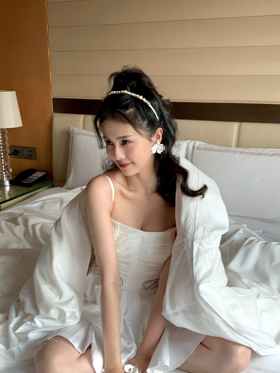 白鹿床上狂凹造型甜美元气写真