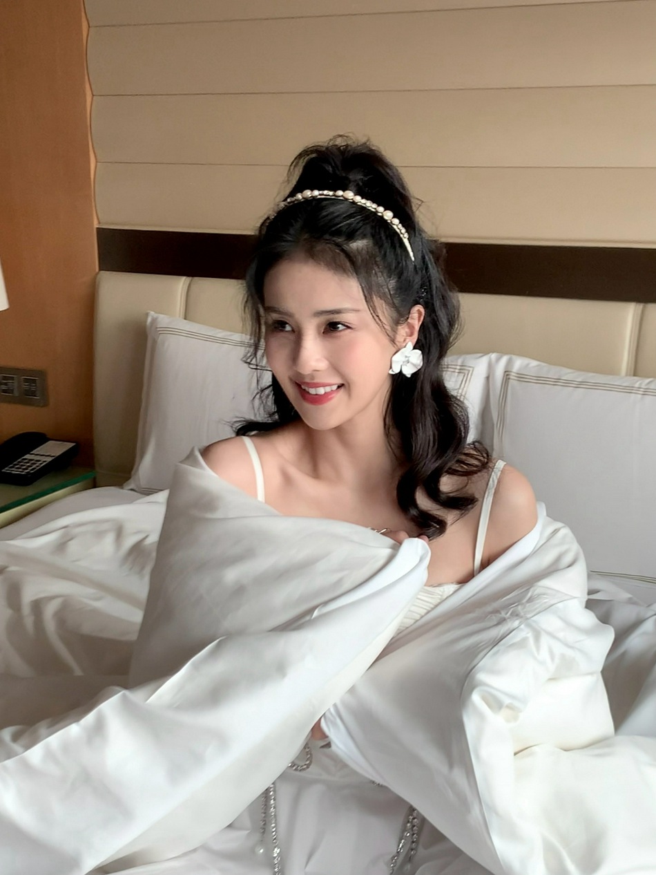 白鹿床上狂凹造型甜美元气写真