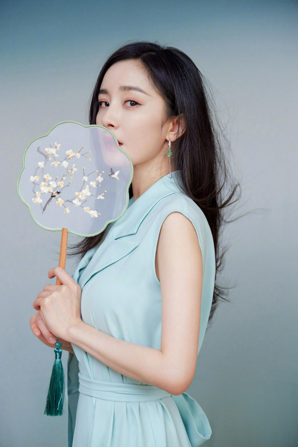 杨幂国风造型尽显清新淡雅写真