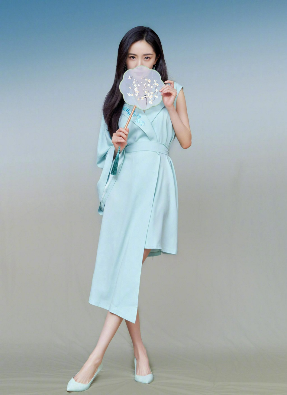 杨幂国风造型尽显清新淡雅写真