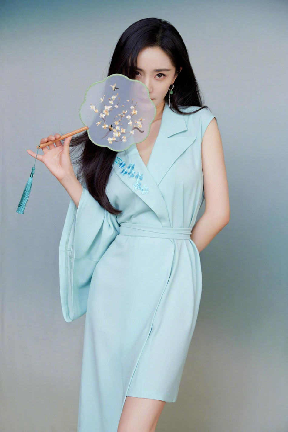 杨幂国风造型尽显清新淡雅写真