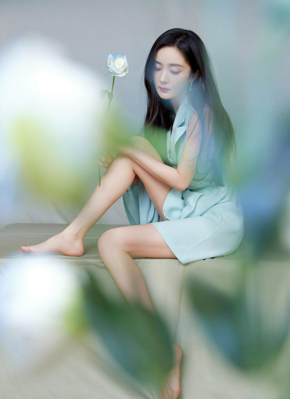 杨幂国风造型尽显清新淡雅写真