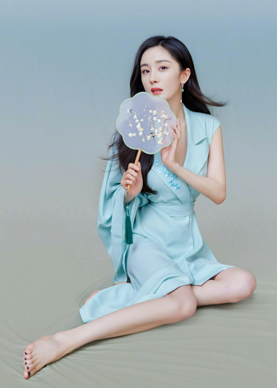 杨幂国风造型尽显清新淡雅写真