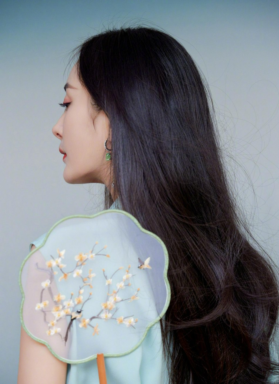 杨幂国风造型尽显清新淡雅写真