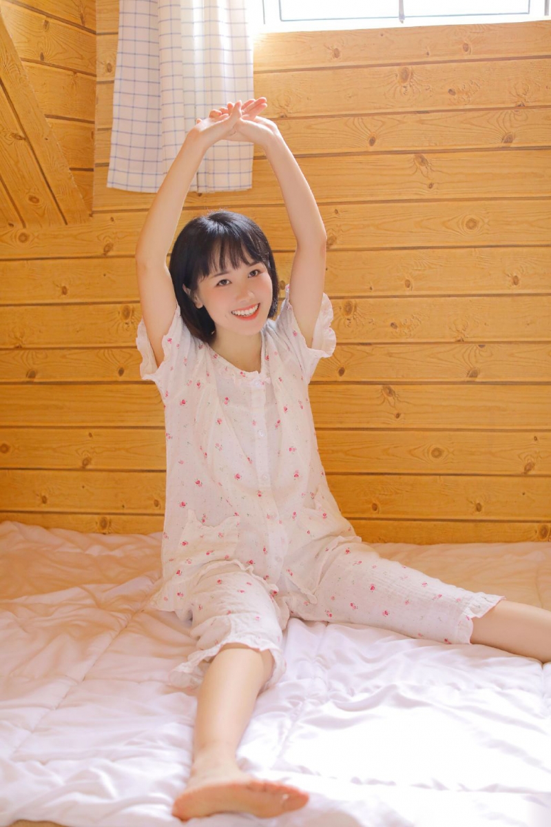 睡衣美女调皮搞怪俏皮可爱写真