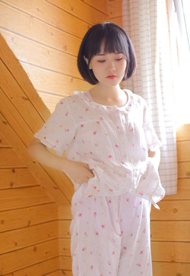 睡衣美女调皮搞怪俏皮可爱写真