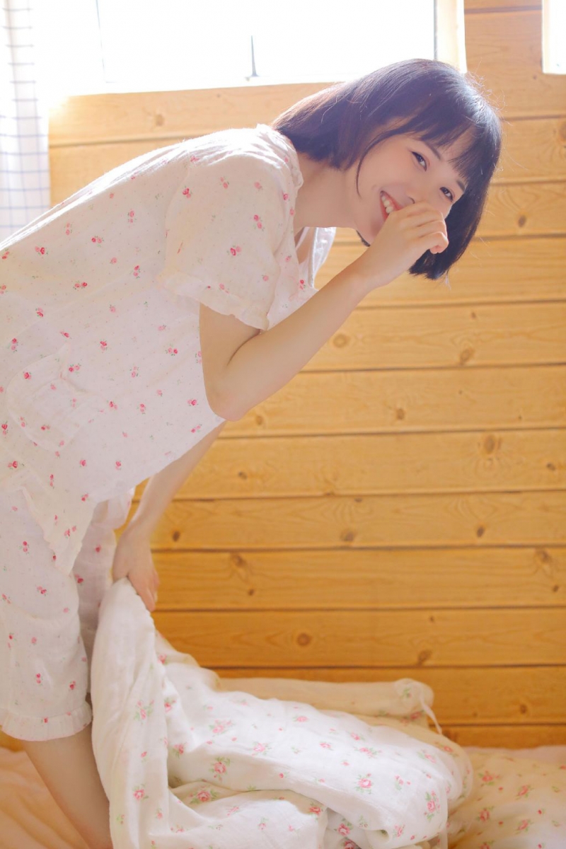 睡衣美女调皮搞怪俏皮可爱写真