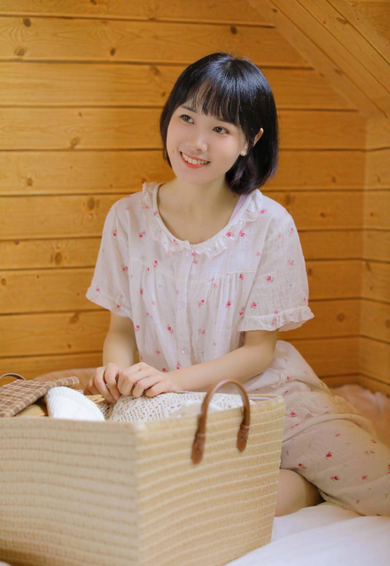 睡衣美女调皮搞怪俏皮可爱写真