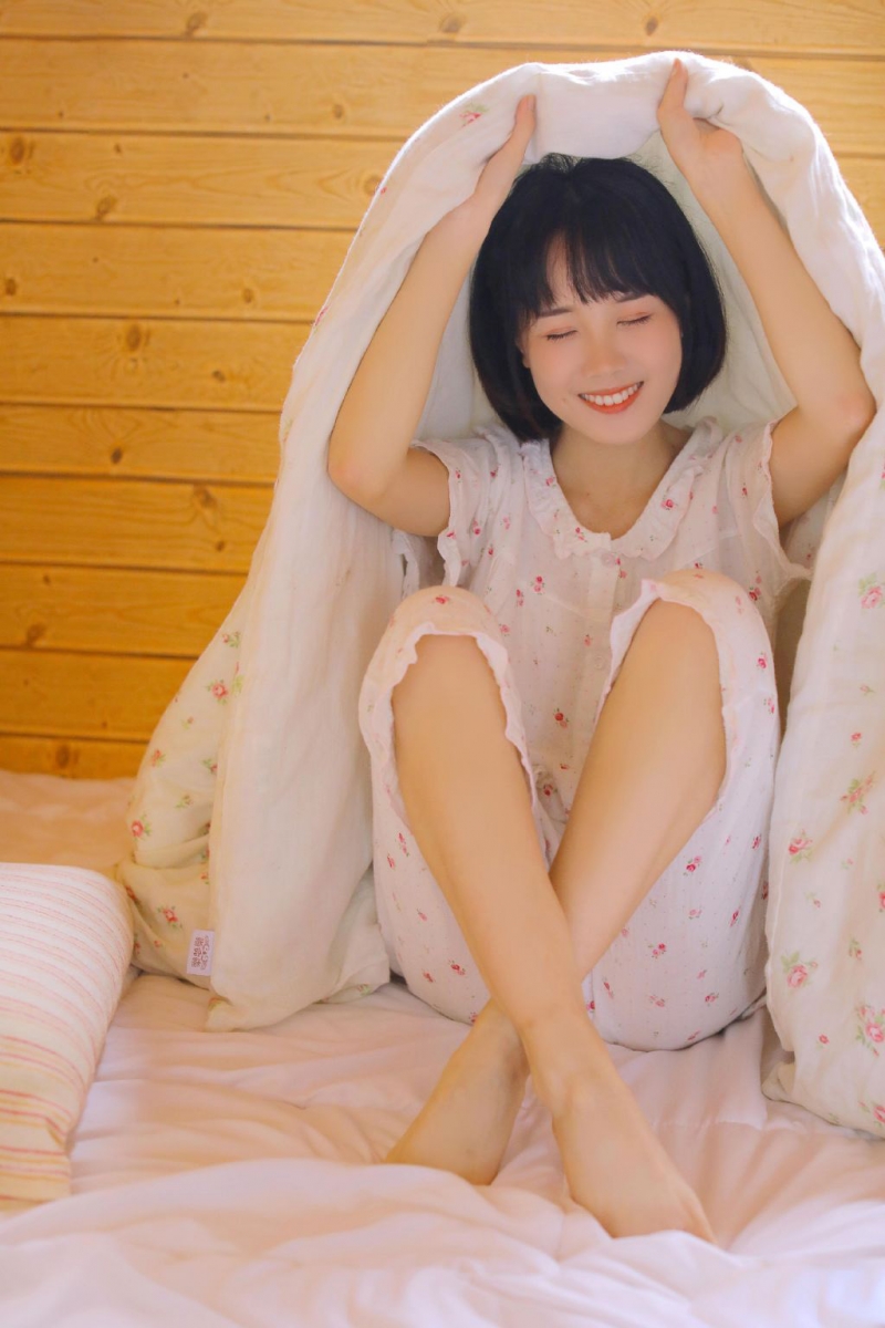 睡衣美女调皮搞怪俏皮可爱写真