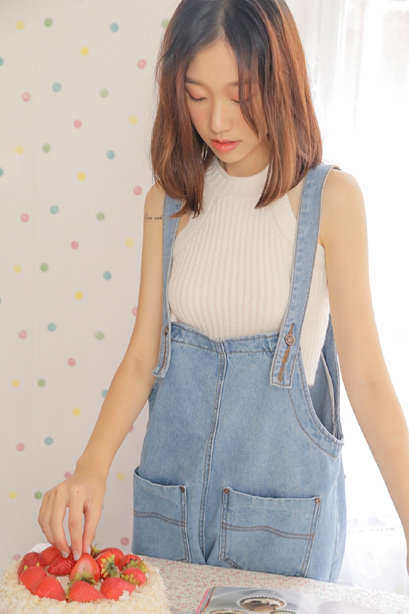 小清新美女背带牛仔裤私房写真