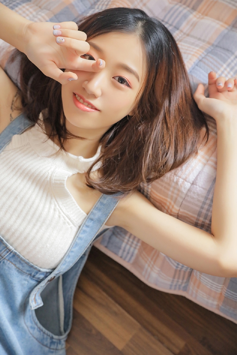 小清新美女背带牛仔裤私房写真