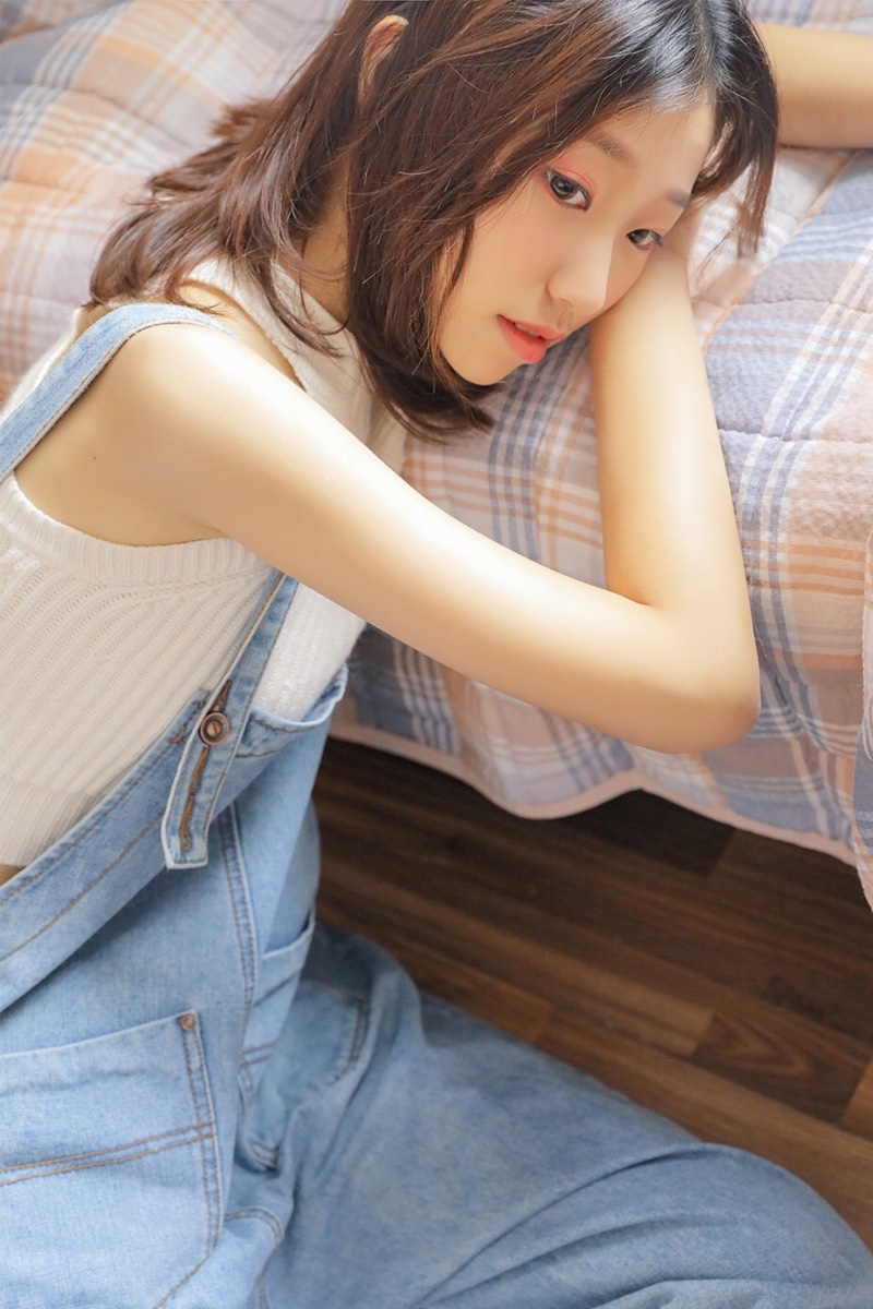 小清新美女背带牛仔裤私房写真