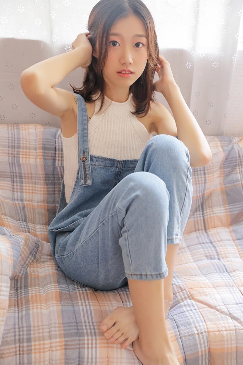 小清新美女背带牛仔裤私房写真