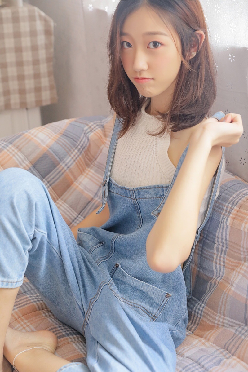 小清新美女背带牛仔裤私房写真