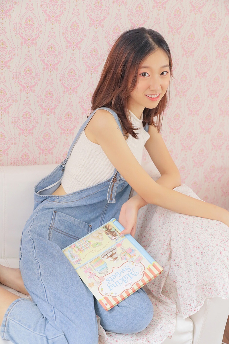 小清新美女背带牛仔裤私房写真