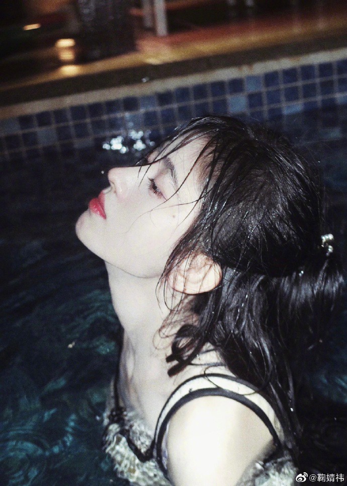 鞠婧t湿发造型又纯又欲海边写真