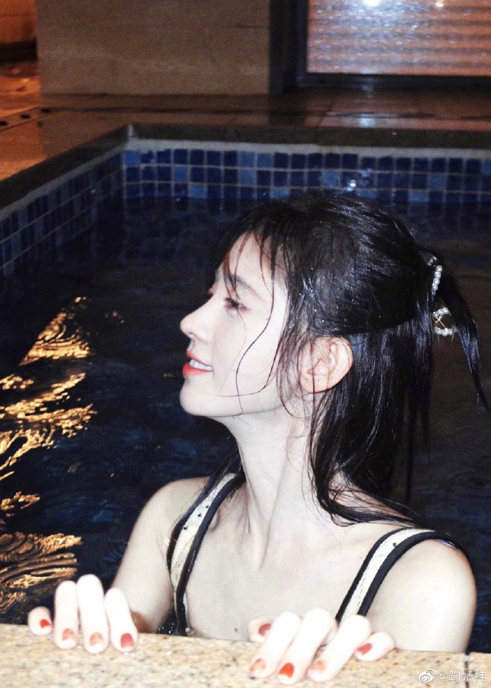 鞠婧t湿发造型又纯又欲海边写真