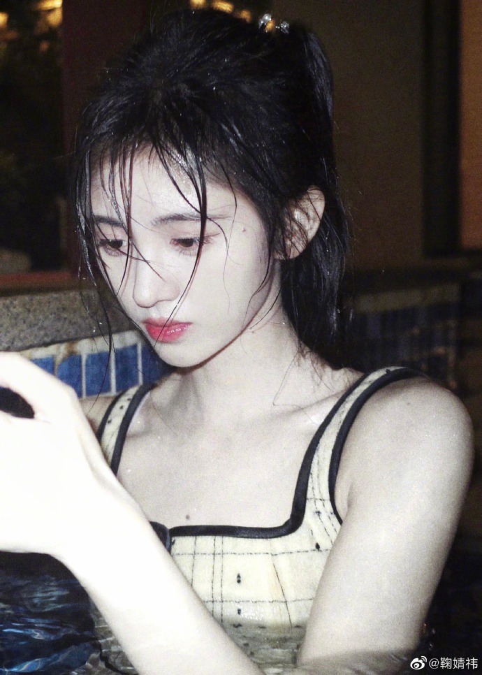 鞠婧t湿发造型又纯又欲海边写真