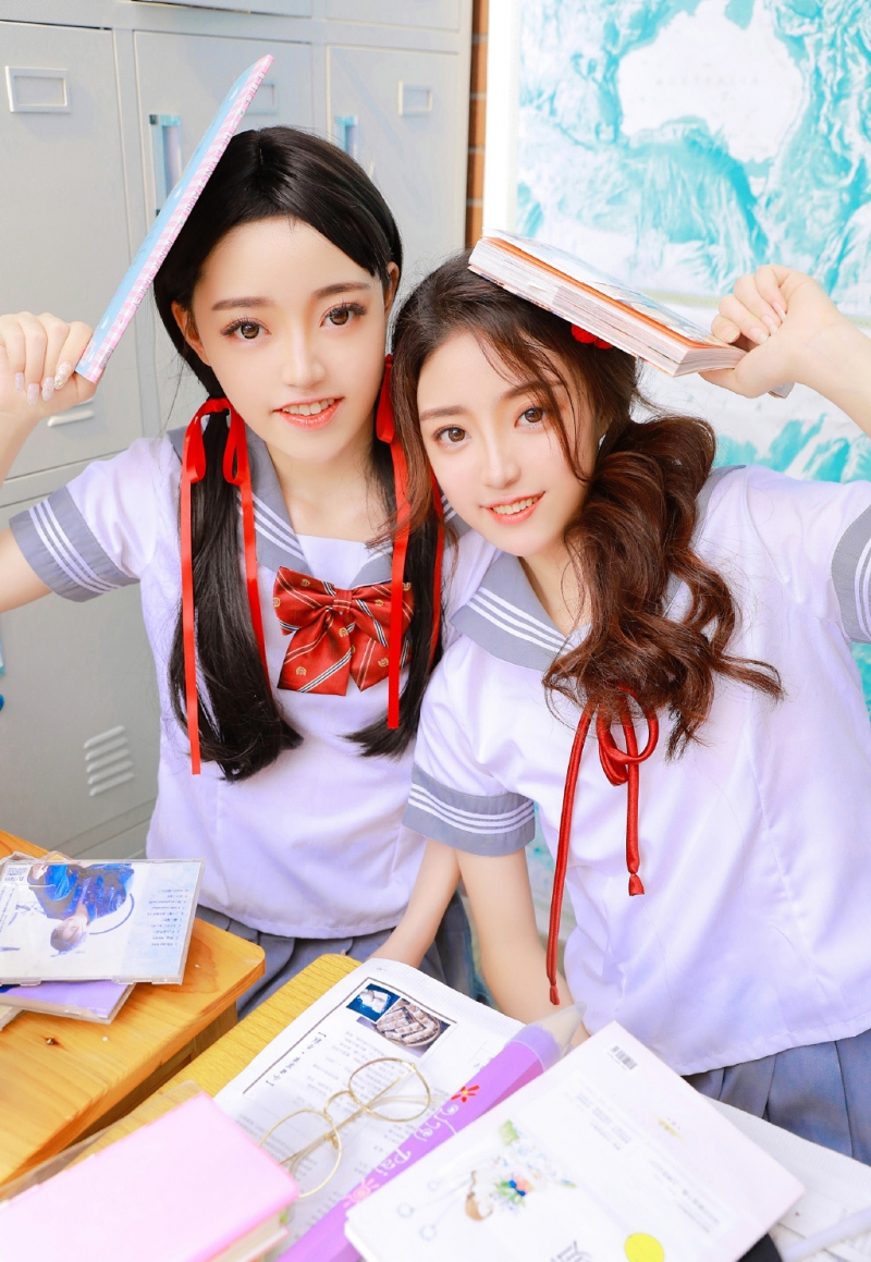 jl制服美女姐妹花白丝美腿图片