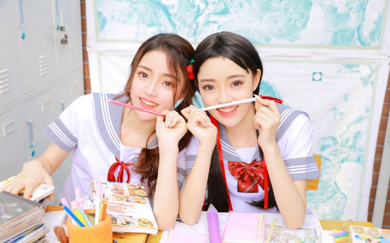 jl制服美女姐妹花白丝美腿图片