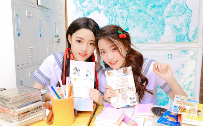 jl制服美女姐妹花白丝美腿图片