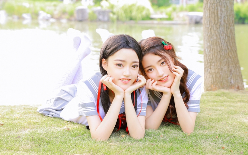 jl制服美女姐妹花白丝美腿图片