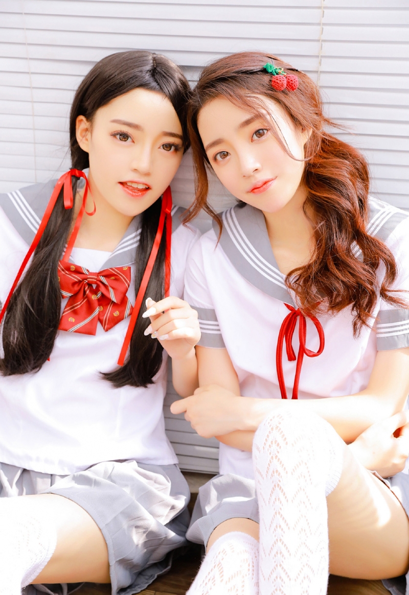 jl制服美女姐妹花白丝美腿图片