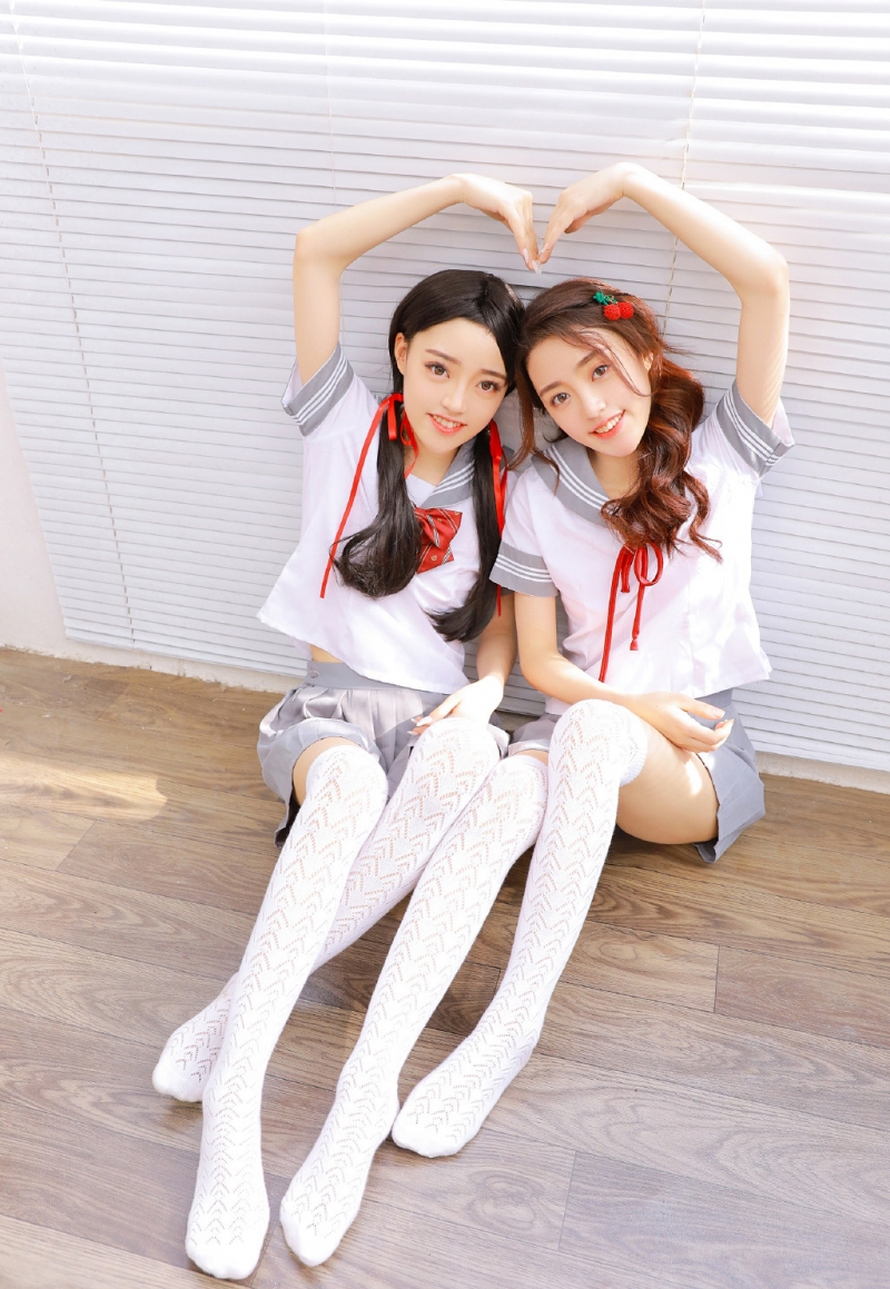 jl制服美女姐妹花白丝美腿图片