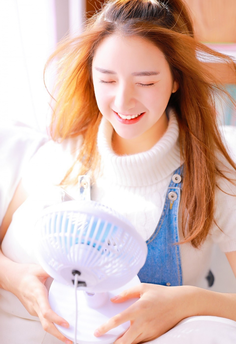 阳光下的金发少女元气满满写真