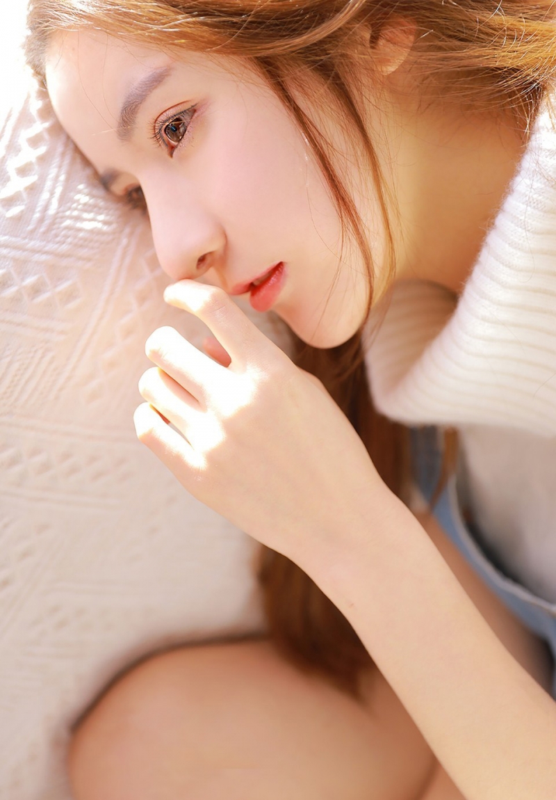 阳光下的金发少女元气满满写真