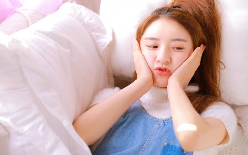 阳光下的金发少女元气满满写真