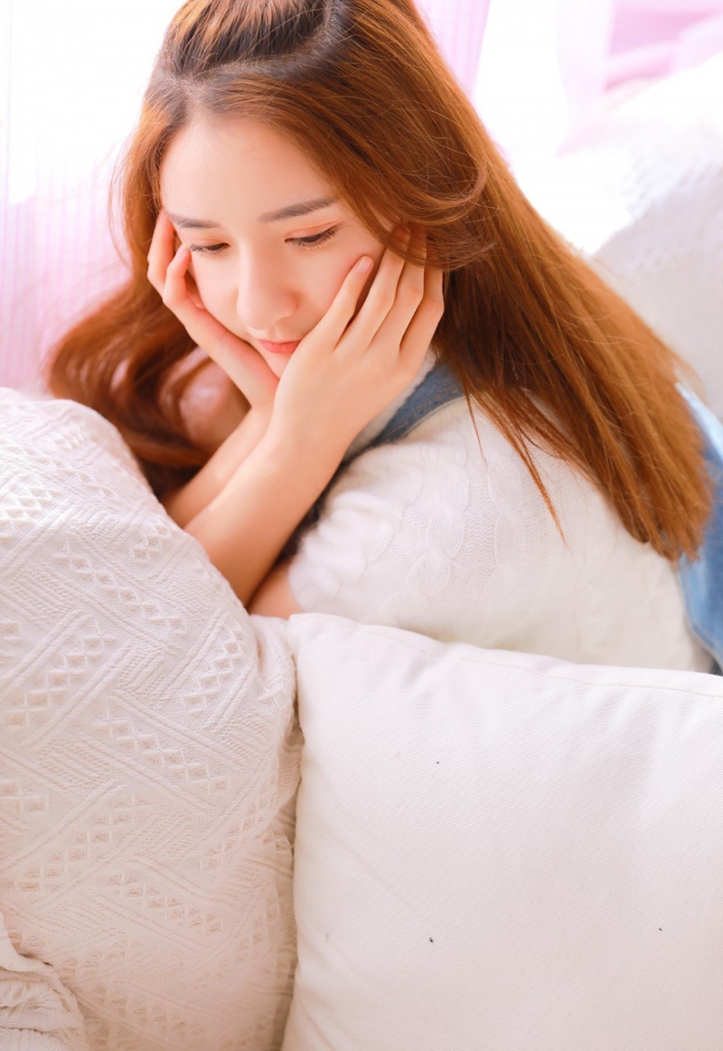 阳光下的金发少女元气满满写真