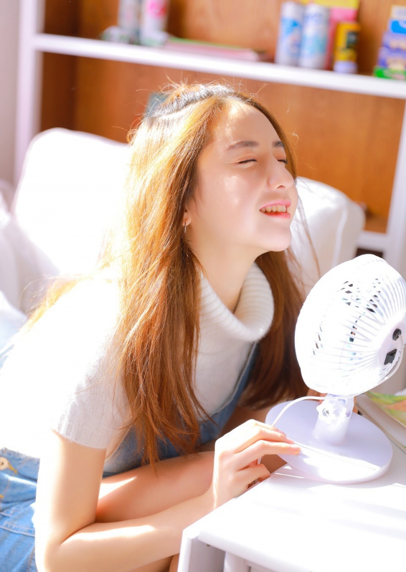 阳光下的金发少女元气满满写真