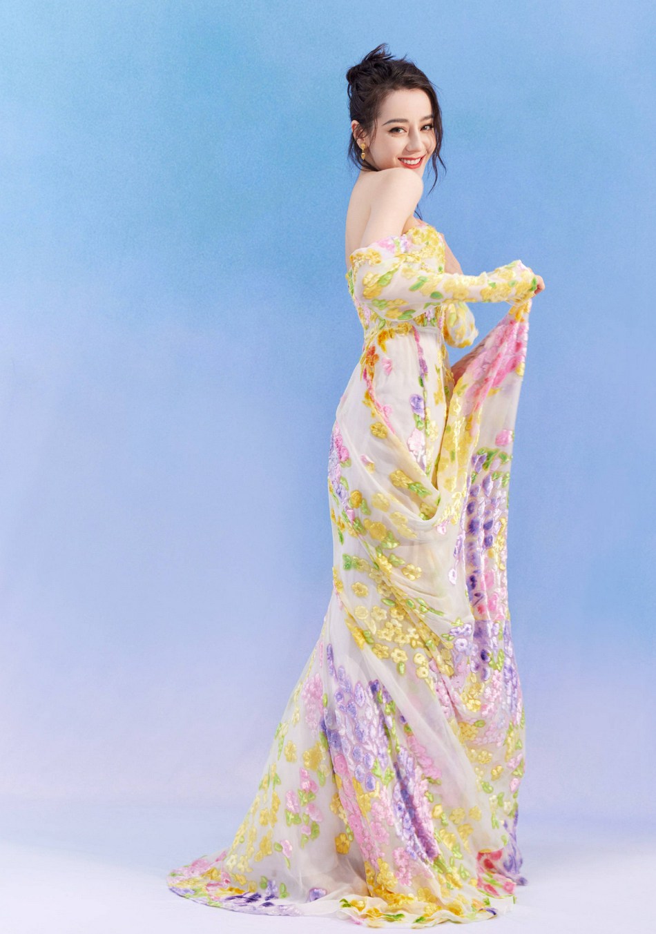 迪丽热巴抹胸碎花曳地长裙写真