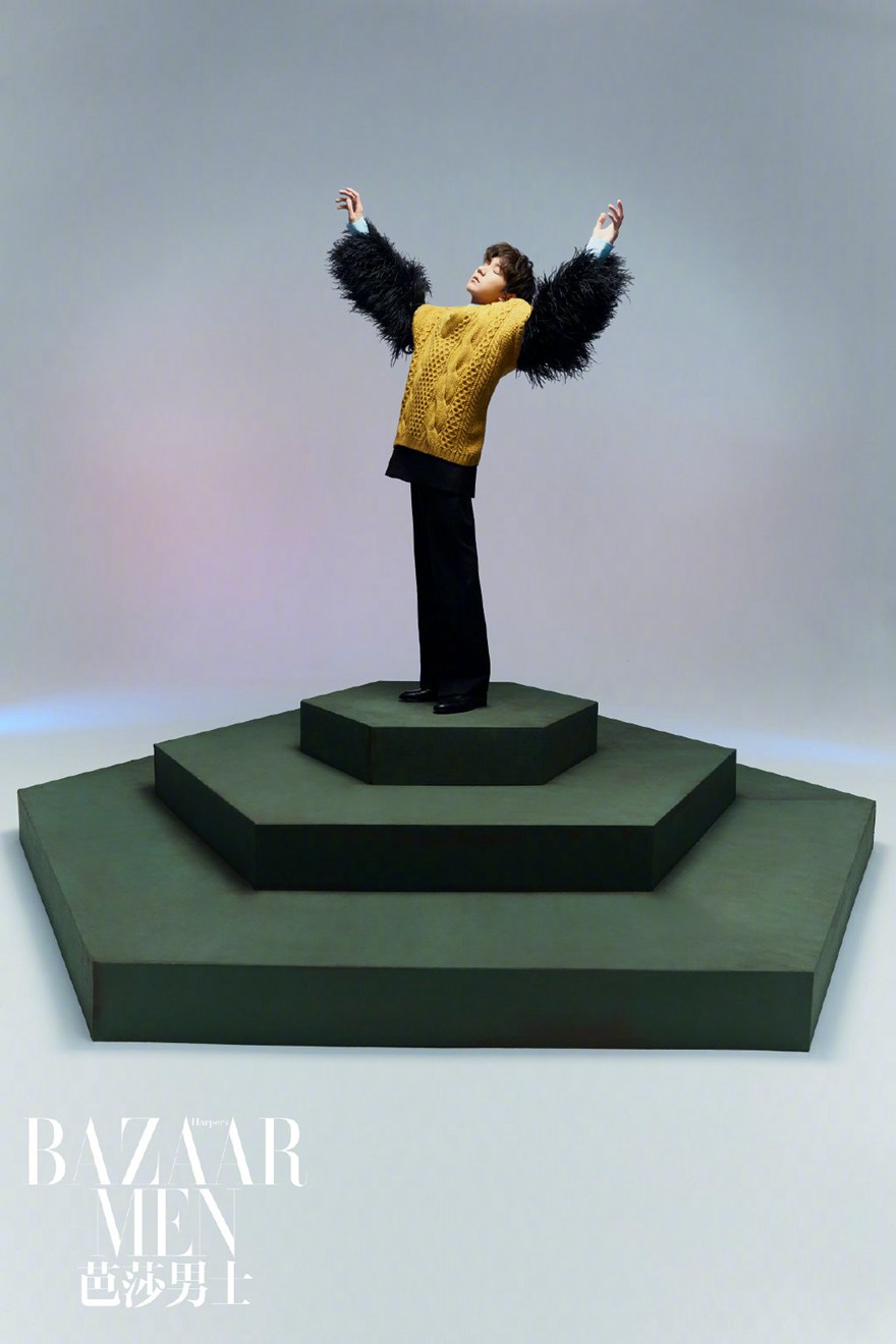 王源芭莎男士暖冬羽毛大片冷峻中带有一丝柔美