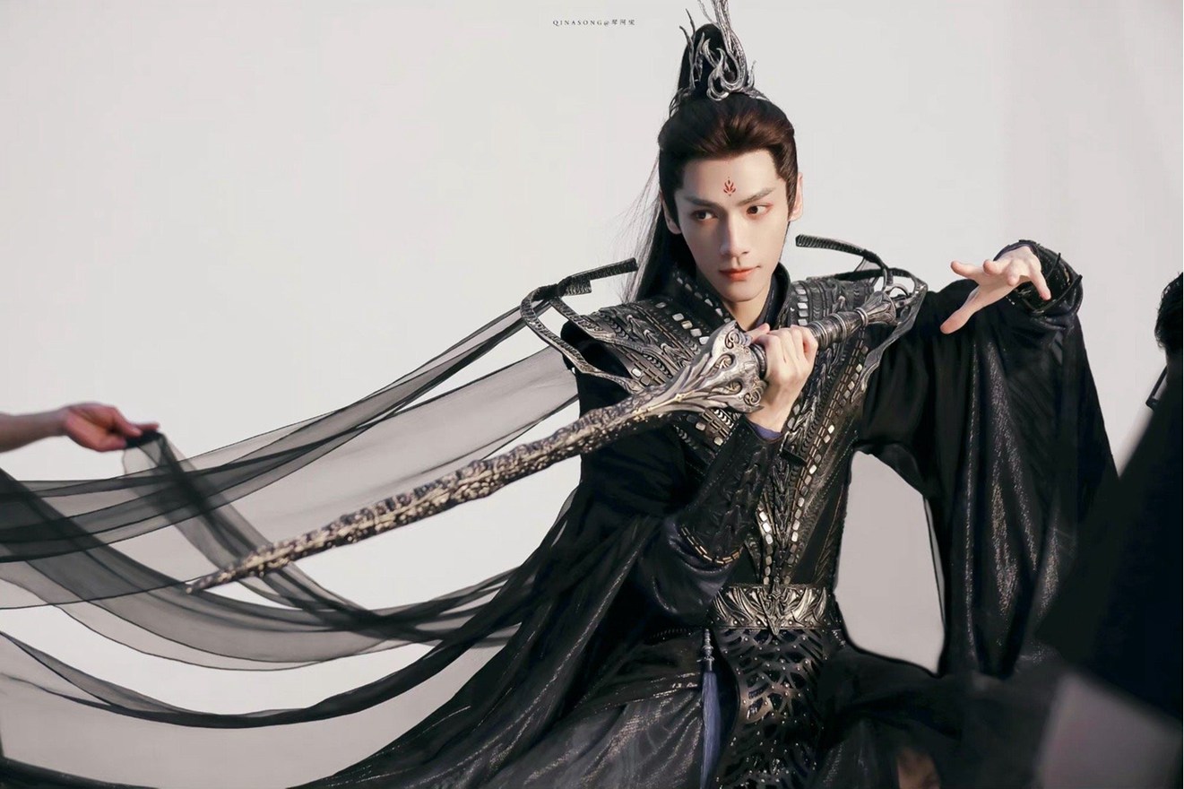 罗云熙魔神黑衣造型飒爽神秘惊喜感图片