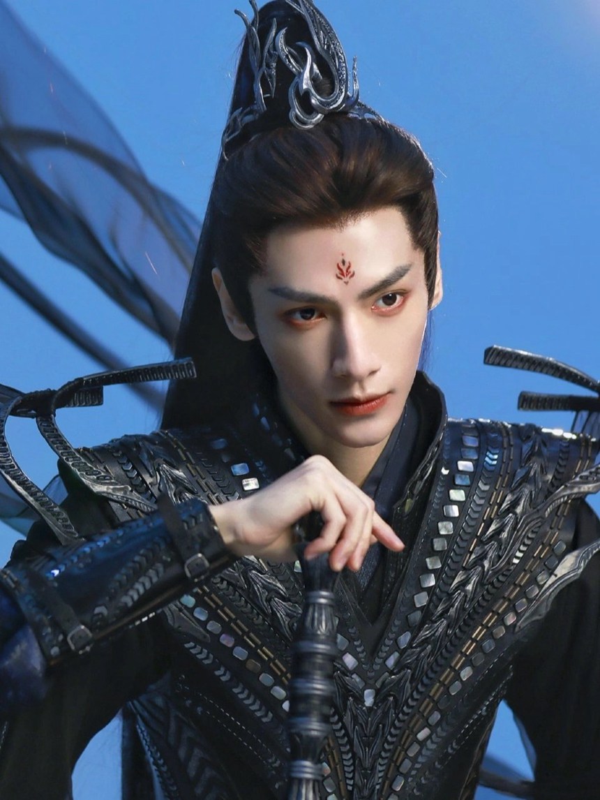 罗云熙魔神黑衣造型飒爽神秘惊喜感图片