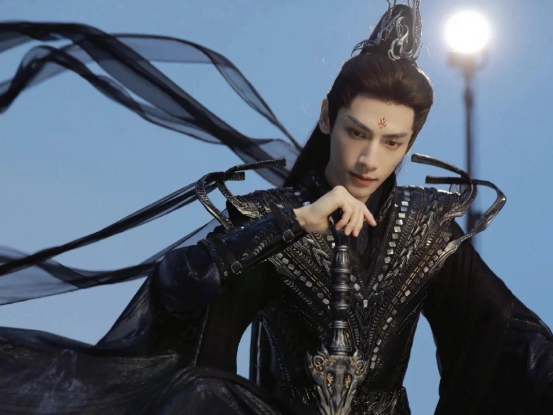 罗云熙魔神黑衣造型飒爽神秘惊喜感图片