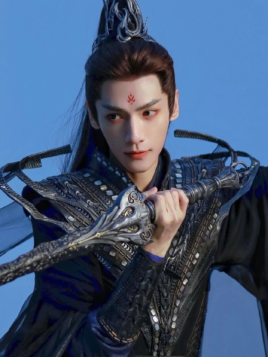 罗云熙魔神黑衣造型飒爽神秘惊喜感图片