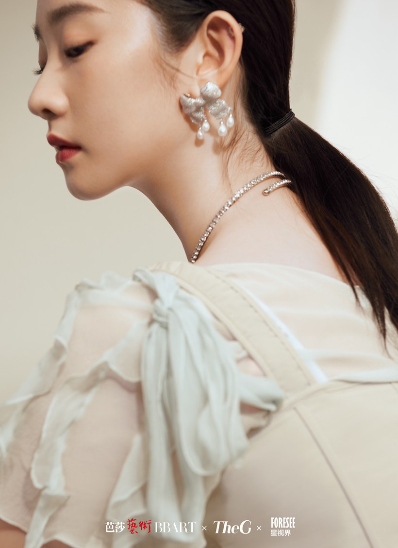 张艺凡光影下的芭蕾精灵翩翩起舞的样子写真